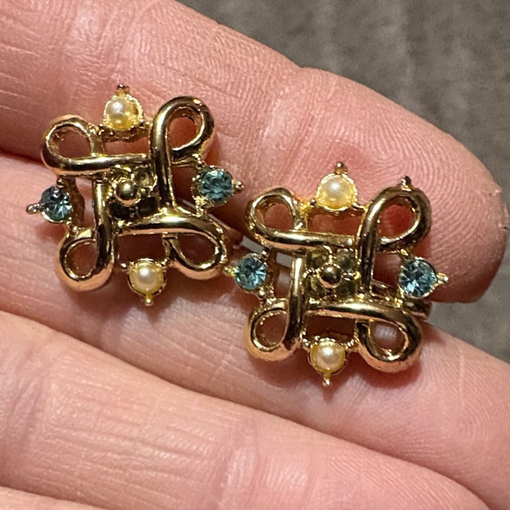 VINTAGE GOLD-TONE BLUE CRYSTAL AND FAUX PEARL LEVERBACK .6" EARRINGS